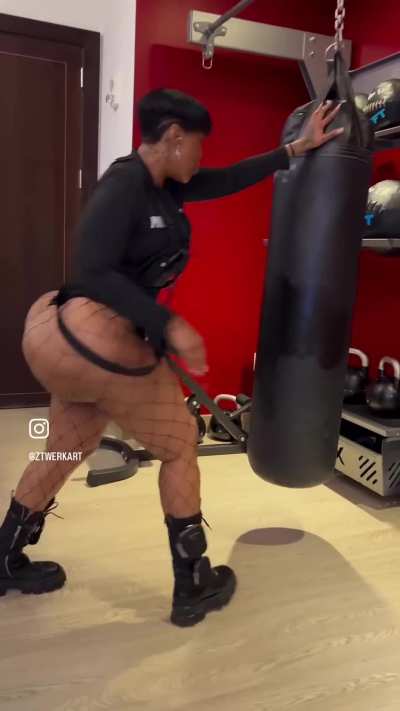 We dont need a title,The men of the culture a fan of healthy excursion asses recognize that face an phatty anywhere definitely will give her some deep gutting body shots like that punching bag metaphorically speaking furiously😜🤯😍👐🍫🍑#BeatHerBagUp #Assthama