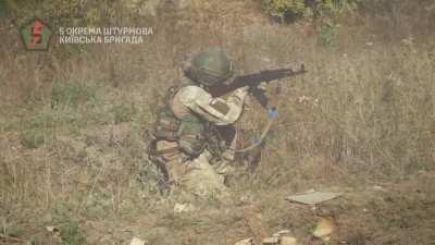 A soldier of the 5th OSHBr sings the new marching song “Sturmovik”. Music video with combat footage. May 2024.