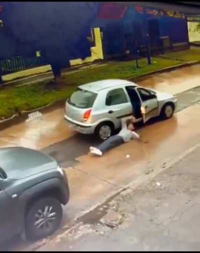 Mar del Plata, conductor de camioneta se defiende de un intento de robo, los delincuentes lo dejan abandonado en el piso