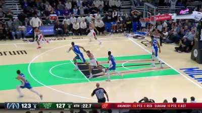 [Highlight] Giannis airballs point blank layup and Kuzma hits three on the other end to cut the deficit to 1
