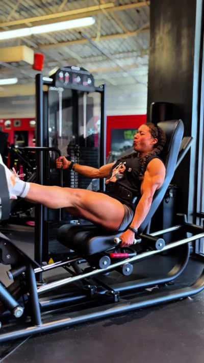 Whole lower body training and abs. Save and follow for more