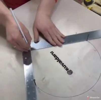 Drawing a circle with a right angle