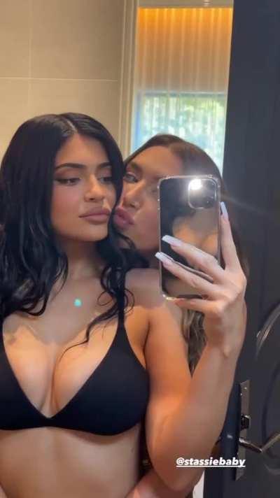 KYLIE JENNER...INTRESTING VIDEO..LINK BELOW💦🥵🥵🙏