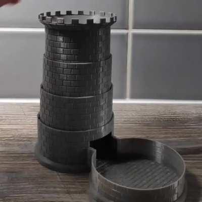 Распечатанная на 3D принтере складная башня для игральных кубиков, спроектированная автором поста.