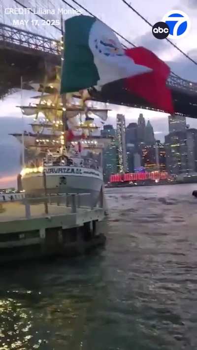 Boat crashes into Brooklyn bridge