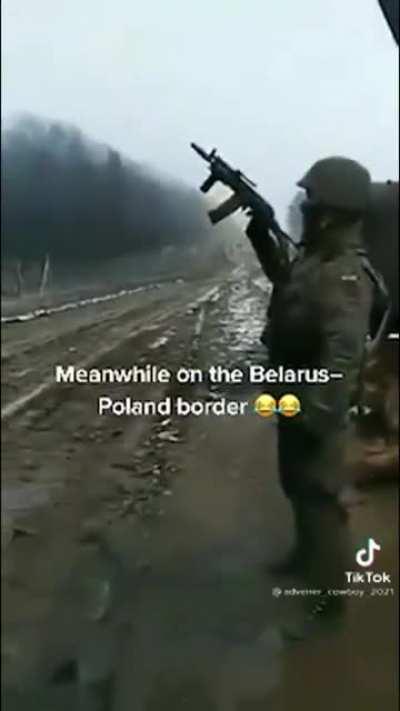Footage of brief exchange between Polish-Belarusian troops on the border