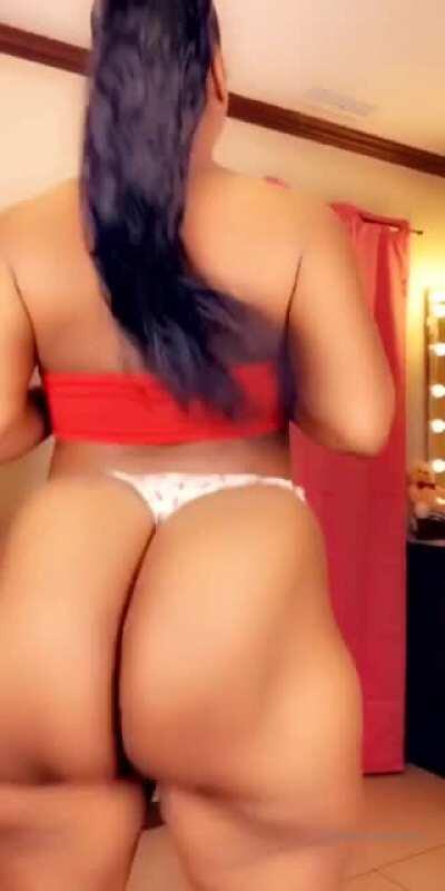 Big booty clapping 😍👏