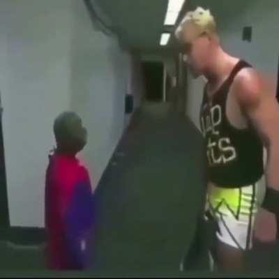 Beelce en el Gym viendo a uno del chat que le dijo que reaccionara de nuevo a la pelea de Raiden vs Chiva