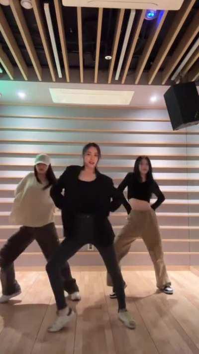 230321 ITZY Yeji, Ryujin & Chaeryeong - TWICE #SETMEFREE CHALLENGE