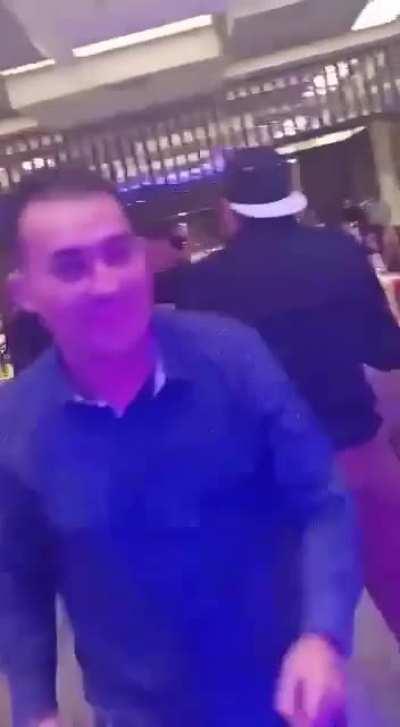 A young man who attended his company's traditional Christmas inn won the raffle that took place during the party. Unable to stand up due to excessive drinking, his companions decided to carry him onto his chair to receive the gift.