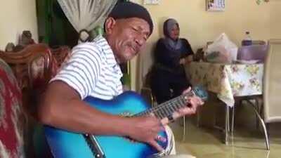 Handphone recorded & chill guitar but a voice of an angel