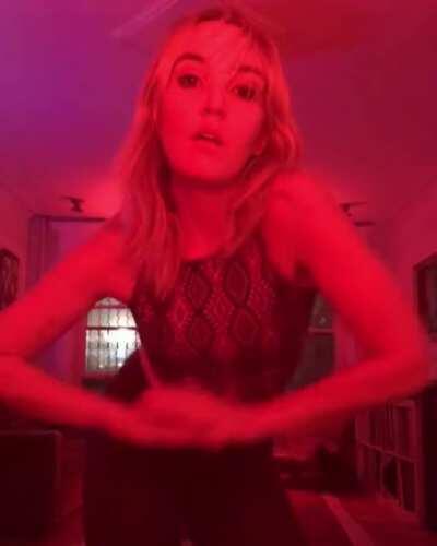 Chloe Fineman dances for you (hot af, must see)