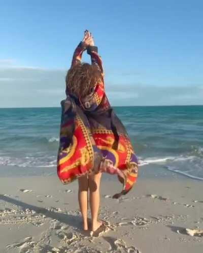 Sexy Jennifer Lopez njoing on the beach 🏖 in a ❤️👙....🔥💦💋👅