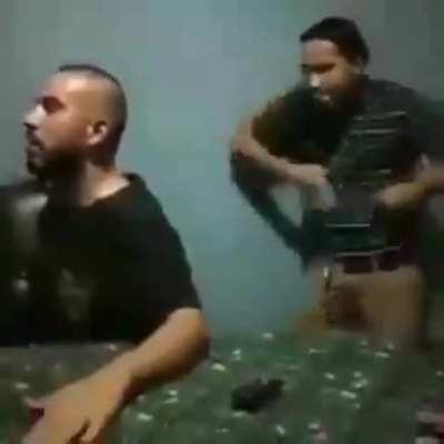 Las pibas: Ayyy blda no hay parlante para la previa 😭😭 Los pibes: