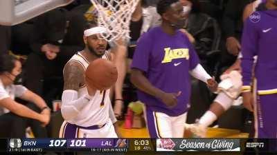 [Highlight] LeBron misses a layup at one end and Harden doesn't get the foul call on the other (jump ball is called instead)