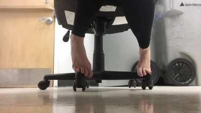 Took a 5 min video this morning, under that desk. Here’s a clip for you guys 👣