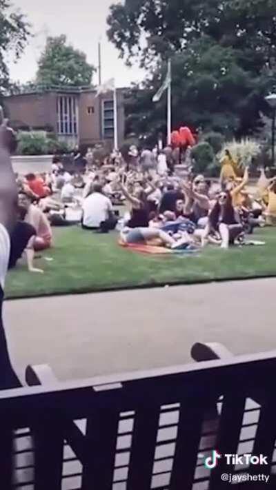This man was singing alone on a park bench until...credits:@jayshetty