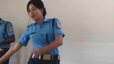 Lathai paros sara duniya, Malai dekhne bitikai!!