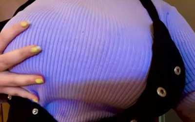 The best thing about having massive tits is even when they’re fully covered, you can still easily see them😈