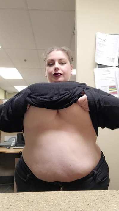 Boobies and belly to brighten up your Thursday 🥰