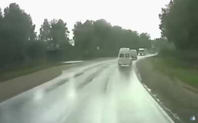 Russia: Distracted Truck driver kills 2 people