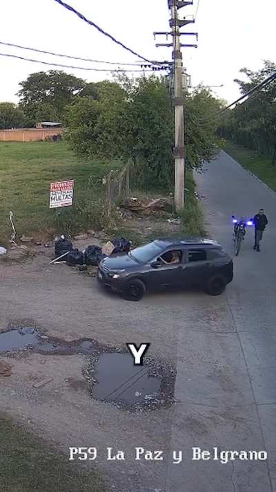 Engancharon a una chica tirando basura en la vía pública y la hicieron llevarse la mugre