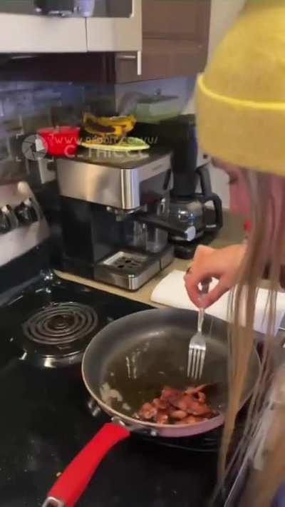 Everytime I make breakfast he wants to cum inside me👀[OC]