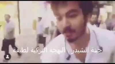 Mert telefonla konuşurken Porçay telefonu alıp Arapça konuşuyor