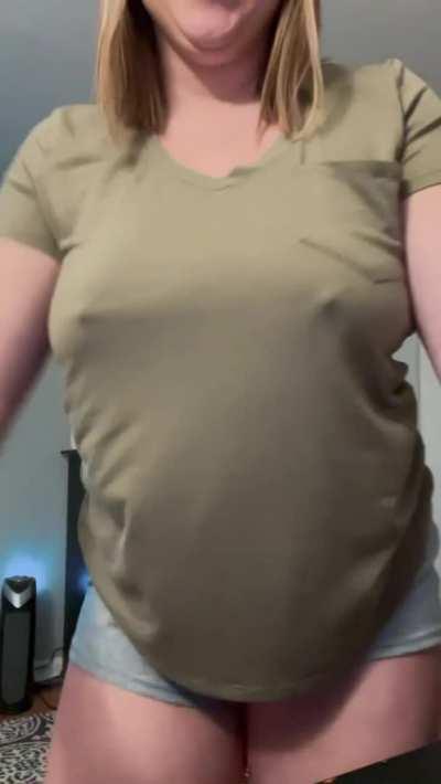 Natural bouncy mom tits are fun to play with 🤗