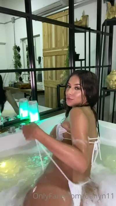 Dahyn Naked Bathtub Masturbating