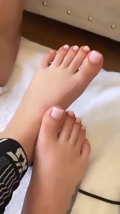 👣