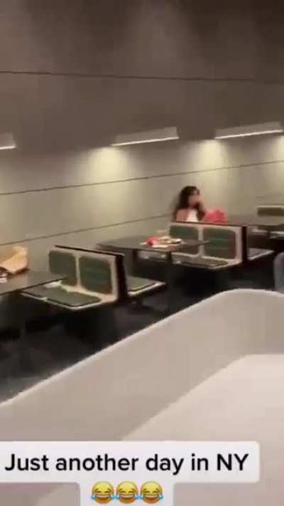 Kendisine saldıran kekolara haddini bildiren koca yürekli adam.