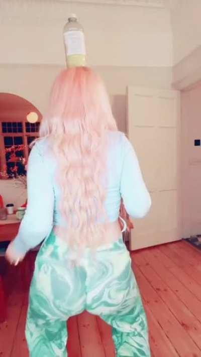 🍑 Hotter version of yesterday's video - uncropped arse