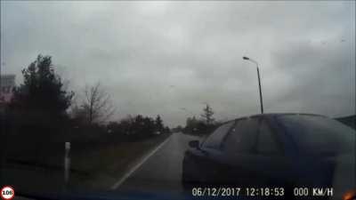 Dashcam driver sents old Audi flying into trees
