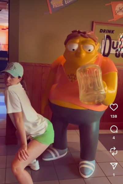 Sarah twerking from that same video, oh my goodness gracious 👀😩😍