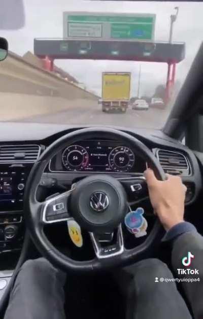 Sunnamusk company car speeding in London to deliver perfume orders