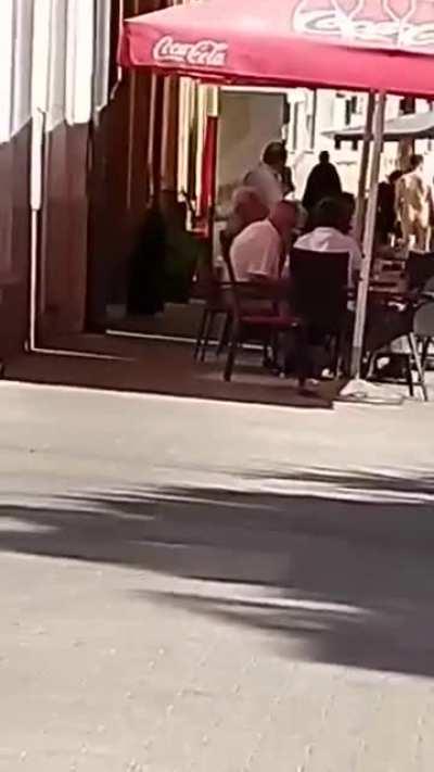 Ja se nadam da je neka oklada u pitanju hahaha