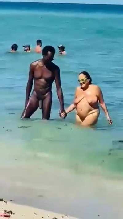 When love shows up at the beach.