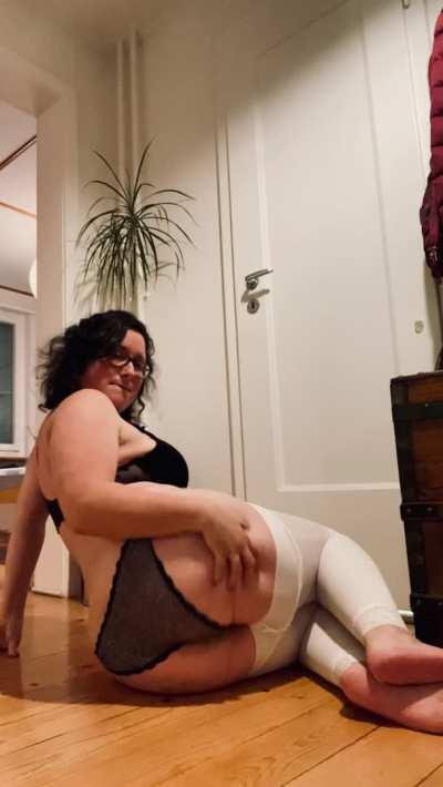 Let me be the milf girl that cheers you up today