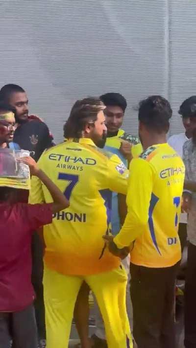 damnn they got a selfie with Thala... wait wait...