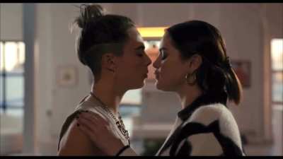 Selena Gomez Lesbian Kiss