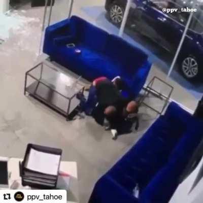 Father of 3 shot in the leg while shielding his kids. Hero 👍