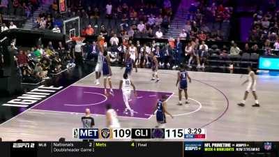 [Highlight] Scoot challenges Wembanyama at the rim and Victor vetoes the shot!