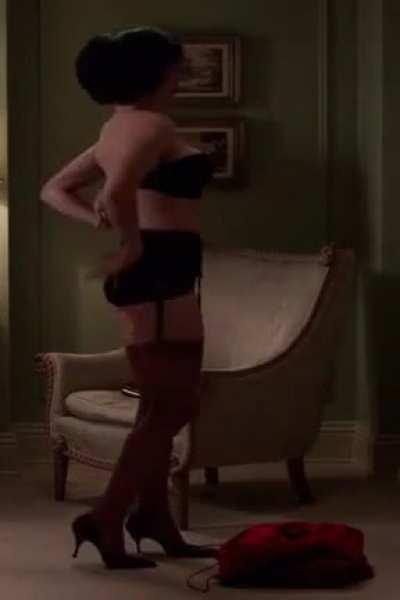 Linda Cardellini stripping off (kinda NSFW)