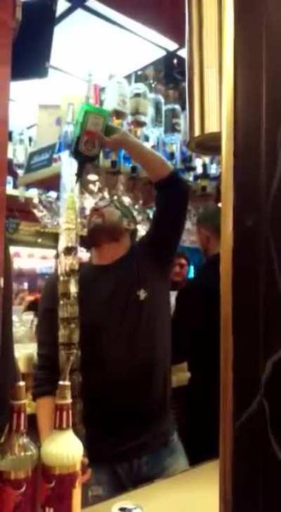 Бармен трюкач