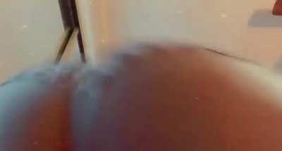 Bitch know how to move her shit