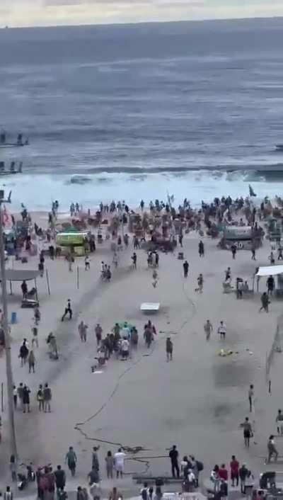El momento del arranque de la emboscada de la barra de Fluminense contra los hinchas de Boca en Copacabana, que no hacían absolutamente nada.