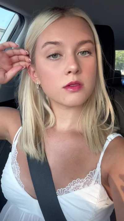 Fuck this blonde doll in the backseat