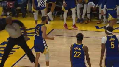 [Highlight] Steph Curry tells his teammates to wake up