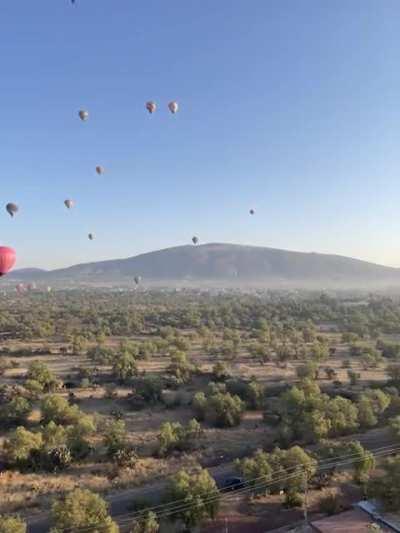 I rode a hot air balloon over the pyramids of Teotihuacán